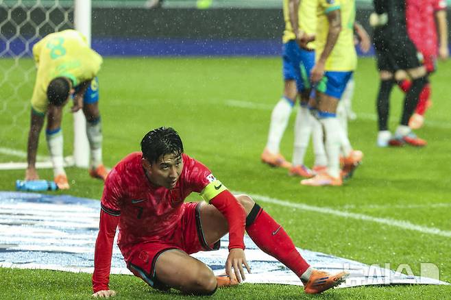 [서울=뉴시스] 황준선 기자 = 10일 서울 마포구 서울월드컵경기장에서 열린 남자 축구 국가대표 10월 A매치 친선전 대한민국과 브라질의 경기, 손흥민이 넘어져있다.2025.10.10. hwang@newsis.com