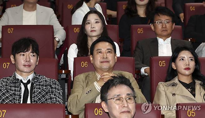 (서울=연합뉴스) 윤동진 기자 = 국민의힘 장동혁 대표가 7일 서울 롯데시네마 영등포점에서 영화 '건국전쟁2'를 관람하고 있다. 2025.10.7 [공동취재] mon@yna.co.kr 연합뉴스