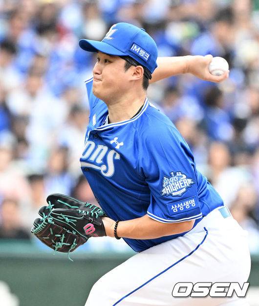 [OSEN=인천, 이대선 기자] 9일 인천 SSG랜더스필드에서 2025 신한 SOL뱅크 KBO리그 준플레이오프(5전 3선승제) 1차전 SSG 랜더스와 삼성 라이온즈의 경기가 열렸다.SSG은 화이트, 삼성은 최원태를 선발 투수로 내세웠다.1회말 무사에서 삼성 선발투수 최원태가 역투하고 있다. 2025.10.09 /sunday@osen.co.kr