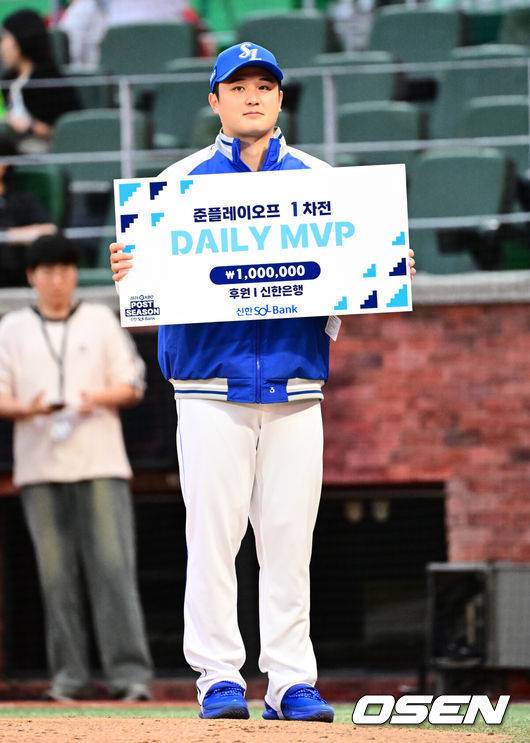 [OSEN=인천, 지형준 기자] 프로야구 삼성 라이온즈가 SSG 랜더스를 꺾고 준플레이오프(5전3선승제) 1차전을 승리했다.&nbsp;삼성은 9일 인천 SSG랜더스필드에서 열린 SSG와 준플레이오프 1차전에서 5-2로 승리했다.&nbsp;삼성은 플레이오프 진출 확률 85.3%를 거머쥐었다.&nbsp;역대 34번 치러진 준플레이오프에서 1차전 승리 팀이 29차례 플레이오프에 진출했다.&nbsp;삼성 선발투수 최원태는 6이닝 2피안타 1볼넷 8탈삼진 무실점으로 승리 투수가 됐다. 포스트시즌 19경기 만에 첫 승리였다. 이재현이 역대 포스트시즌 최초로 1회 선두타자 초구 홈런 진기록을 세웠다. 김영웅이 투런 홈런을 터드렸고, 디아즈는 3안타 1타점을 기록했다.&nbsp;SSG 선발투수 화이트는 2이닝 6피안타(2피홈런) 3볼넷 3실점으로 조기 강판됐다. 고명준이 투런 홈런을 기록했다.&nbsp;경기를 마치고 삼성 최원준이 준플레이오프 1차전 데일리 MVP에 선정되며 기념 촬영을 하고 있다. 2025.10.09 /jpnews@osen.co.kr