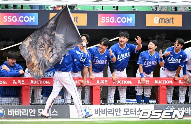 [OSEN=인천, 이대선 기자] 프로야구 삼성 라이온즈가 SSG 랜더스를 꺾고 준플레이오프(5전3선승제) 1차전을 승리했다.&nbsp;삼성은 9일 인천 SSG랜더스필드에서 열린 SSG와 준플레이오프 1차전에서 5-2로 승리했다.&nbsp;삼성은 플레이오프 진출 확률 85.3%를 거머쥐었다.&nbsp;역대 34번 치러진 준플레이오프에서 1차전 승리 팀이 29차례 플레이오프에 진출했다.&nbsp;1회초 무사에서 삼성 이재현이 좌월 솔로 홈런을 치고 더그아웃에서 환호하고 있다. 2025.10.09 /sunday@osen.co.kr