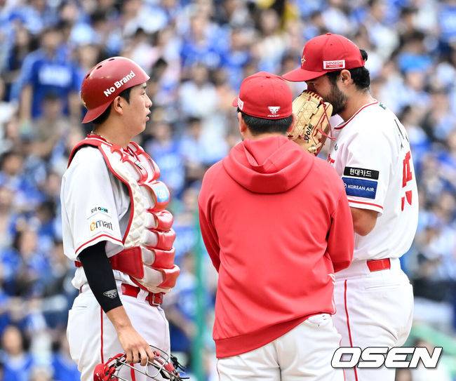 [OSEN=인천, 이대선 기자] 9일 인천 SSG랜더스필드에서 2025 신한 SOL뱅크 KBO리그 준플레이오프(5전 3선승제) 1차전 SSG 랜더스와 삼성 라이온즈의 경기가 열렸다.SSG은 화이트, 삼성은 최원태를 선발 투수로 내세웠다.2회초 2사 만루에서 마운드를 방문한 조형우가 화이트와 이야기를 나누고 있다. 2025.10.09 /sunday@osen.co.kr