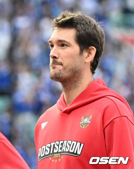 [OSEN=인천, 이대선 기자] 프로야구 삼성 라이온즈가 SSG 랜더스를 꺾고 준플레이오프(5전3선승제) 1차전을 승리했다.&nbsp;삼성은 9일 인천 SSG랜더스필드에서 열린 SSG와 준플레이오프 1차전에서 5-2로 승리했다.&nbsp;삼성은 플레이오프 진출 확률 85.3%를 거머쥐었다.&nbsp;역대 34번 치러진 준플레이오프에서 1차전 승리 팀이 29차례 플레이오프에 진출했다.&nbsp;경기 종료 후 SSG 앤더슨이 관중석을 향해 인사 후 나가고 있다. 2025.10.09 /sunday@osen.co.kr