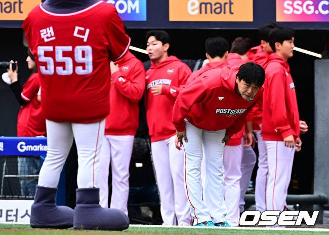 [OSEN=인천, 지형준 기자] 9일 인천 SSG랜더스필드에서 2025 신한 SOL뱅크 KBO리그 준플레이오프(5전 3선승제) 1차전 SSG 랜더스와 삼성 라이온즈의 경기가 열렸다.SSG은 화이트, 삼성은 최원태를 선발 투수로 내세웠다.경기에 앞서 SSG 김광현이 삼성 더그아웃을 향해 인사를 하고 있다. 2025.10.09 /jpnews@osen.co.kr