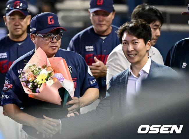 [OSEN=잠실, 최규한 기자] 프로야구 롯데 자이언츠가 두산 베어스를 꺾고 3연승을 이어갔다.&nbsp;김태형 롯데 감독은 개인 통산 700승을 달성했다.&nbsp;롯데는 31일 서울 잠실구장에서 열린 2024 KBO리그 두산과 경기에서 7-4로 승리했다. 중심타자 레이예스가 4타수 3안타 3타점으로 활약했고, 전준우는 투런 홈런을 터뜨렸다.경기를 마치고 승리한 롯데 김태형 감독이 박준혁 단장에게 개인 통산 700승 축하 꽃다발을 받고 있다. 2024.08.31 / dreamer@osen.co.kr