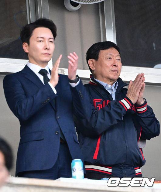 [OSEN=잠실, 김성락 기자] 17일 오후 서울 잠실야구장에서 ‘2024 신한 SOL Bank KBO리그’ 두산 베어스와 롯데 자이언츠의 경기가 열렸다.이날 두산은 최준호를, 롯데는 윌커슨을 선발투수로 내세웠다.경기장을 방문한 롯데 박준혁 단장, 신동빈 회장이 박수를 치고 있다.  2024.05.17 / ksl0919@osen.co.kr