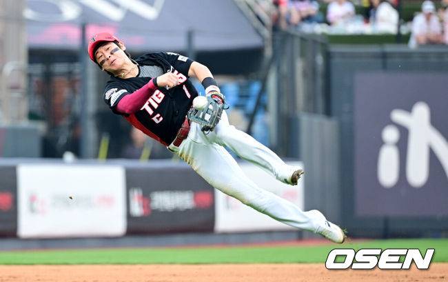 [OSEN=수원, 최규한 기자] 1일 수원 KT위즈파크에서 ‘2025 신한 SOL Bank KBO리그’ KT 위즈와 KIA 타이거즈의 경기가 열렸다.홈팀 KT는 조이현, 방문팀 KIA는 애덤 올러를 선발로 내세웠다.3회말 무사 선두타자로 나선 KT 안현민의 땅볼 타구 때 KIA 유격수 박찬호가 타구를 잡아 1루로 몸을 날리며 송구하고 있다. 2025.06.01 / dreamer@osen.co.kr