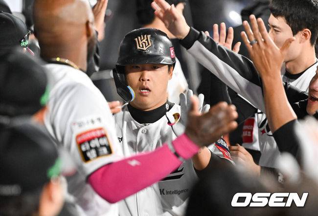 [OSEN=수원, 박준형 기자] 9일 수원KT위즈파크에서 ‘2025 신한 SOL BANK KBO리그’ KT 위즈와 NC 다이노스의 경기가 진행됐다.이날 경기에서 KT는 헤이수스를, NC는 로건을 선발투수로 내세웠다.8회말 1사 1루 KT 강백호가 2점 홈런을 날린뒤 동료들의 축하를 받고 있다.    2025.04.09 / soul1014@osen.co.kr