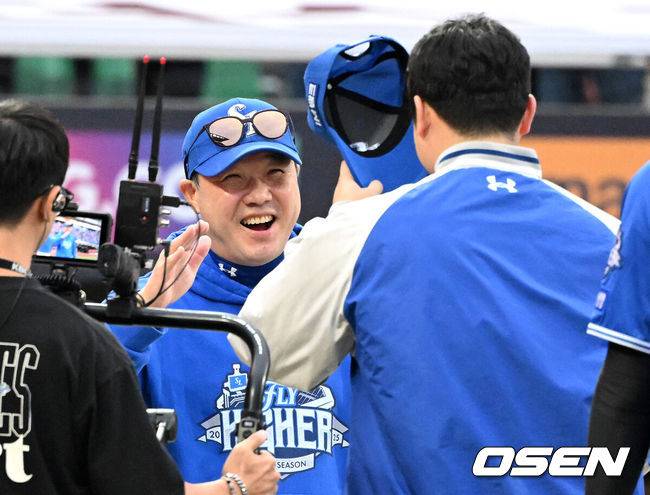 [OSEN=인천, 이대선 기자] 프로야구 삼성 라이온즈가 SSG 랜더스를 꺾고 준플레이오프(5전3선승제) 1차전을 승리했다.&nbsp;삼성은 9일 인천 SSG랜더스필드에서 열린 SSG와 준플레이오프 1차전에서 5-2로 승리했다.&nbsp;삼성은 플레이오프 진출 확률 85.3%를 거머쥐었다.&nbsp;역대 34번 치러진 준플레이오프에서 1차전 승리 팀이 29차례 플레이오프에 진출했다.&nbsp;경기 종료 후 삼성 박진만 감독이 최원태와 승리의 기쁨을 나누고 있다. 2025.10.09 /sunday@osen.co.kr