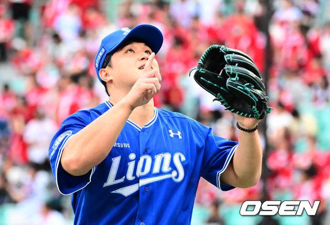 [OSEN=인천, 지형준 기자] 9일 인천 SSG랜더스필드에서 2025 신한 SOL뱅크 KBO리그 준플레이오프(5전 3선승제) 1차전 SSG 랜더스와 삼성 라이온즈의 경기가 열렸다.SSG은 화이트, 삼성은 최원태를 선발 투수로 내세웠다.6회말 수비를 마친 삼성 최원태가 세리머니를 하고 있다. 2025.10.09 /jpnews@osen.co.kr