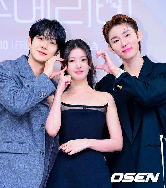 [OSEN=지형준 기자] 10일 오후 서울 양천구 목동 SBS에서 SBS 새 금토드라마 ‘우주메리미’ 제작발표회가 열렸다.‘우주메리미’는 최고급 신혼집 경품을 사수하려는 두 남녀의 달달살벌한 90일간의 위장 신혼기로, 믿고 보는 배우 최우식(김우주 역)과 로코 여신 정소민(유메리 역)이 만나 탄탄한 연기 시너지를 발휘할 작품으로 기대감을 높이고 있다.배우 최우식, 정소민, 서범준이 포토타임을 하고 있다. 2025.10.10 /jpnews@osen.co.kr