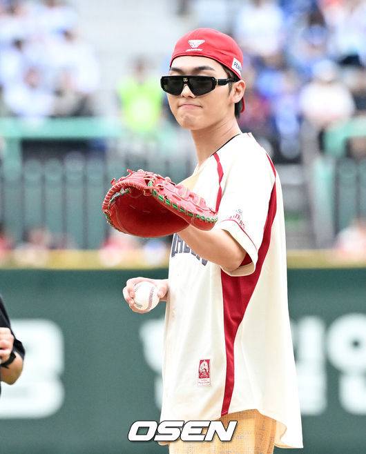 [OSEN=인천, 이대선 기자] 프로야구 삼성 라이온즈가 SSG 랜더스를 꺾고 준플레이오프(5전3선승제) 1차전을 승리했다.&nbsp;삼성은 9일 인천 SSG랜더스필드에서 열린 SSG와 준플레이오프 1차전에서 5-2로 승리했다.&nbsp;삼성은 플레이오프 진출 확률 85.3%를 거머쥐었다.&nbsp;역대 34번 치러진 준플레이오프에서 1차전 승리 팀이 29차례 플레이오프에 진출했다.&nbsp;경기에 앞서 배우 최현욱이 시구를 하고 있다. 2025.10.09 /sunday@osen.co.kr