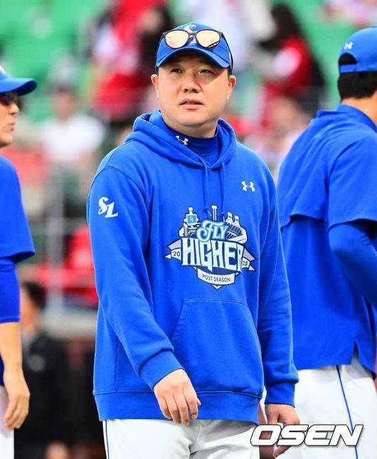 [OSEN=인천, 지형준 기자] 프로야구 삼성 라이온즈가 SSG 랜더스를 꺾고 준플레이오프(5전3선승제) 1차전을 승리했다.&nbsp;삼성은 9일 인천 SSG랜더스필드에서 열린 SSG와 준플레이오프 1차전에서 5-2로 승리했다.&nbsp;삼성은 플레이오프 진출 확률 85.3%를 거머쥐었다.&nbsp;역대 34번 치러진 준플레이오프에서 1차전 승리 팀이 29차례 플레이오프에 진출했다.&nbsp;삼성 선발투수 최원태는 6이닝 2피안타 1볼넷 8탈삼진 무실점으로 승리 투수가 됐다. 포스트시즌 19경기 만에 첫 승리였다. 이재현이 역대 포스트시즌 최초로 1회 선두타자 초구 홈런 진기록을 세웠다. 김영웅이 투런 홈런을 터드렸고, 디아즈는 3안타 1타점을 기록했다.&nbsp;SSG 선발투수 화이트는 2이닝 6피안타(2피홈런) 3볼넷 3실점으로 조기 강판됐다. 고명준이 투런 홈런을 기록했다.&nbsp;경기를 마치고 삼성 박진만 감독이 미소짓고 있다. 2025.10.09 /jpnews@osen.co.kr