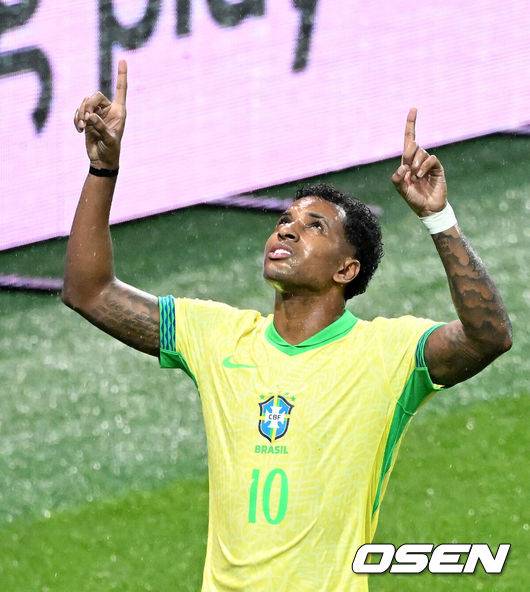 [OSEN=서울월드컵경기장, 이대선 기자] 홍명보 감독이 이끄는 대한민국 대표팀은 10일 오후 서울월드컵경기장에서 '세계 최강' 브라질과 A매치 평가전을 가졌다.한국이 브라질을 상대로 마지막으로 웃은 건 1999년 3월 28일이었다. 당시 잠실에서 열린 친선경기에서 김도훈의 결승골로 1-0 승리를 거뒀다. 다만, 그 승리가 마지막이었다. 한국은 브라질을 상대로 1승 1무 8패에 그쳤다. 브라질과의 이번 경기는 단순한 친선전이 아닌, 2026 북중미 월드컵을 향한 본격적인 시험대다.&nbsp;전반 한국 호드리구가 팀의 두 번째 골을 성공시키고 환호하고 있다. 2025.10.10 /sunday@osen.co.kr