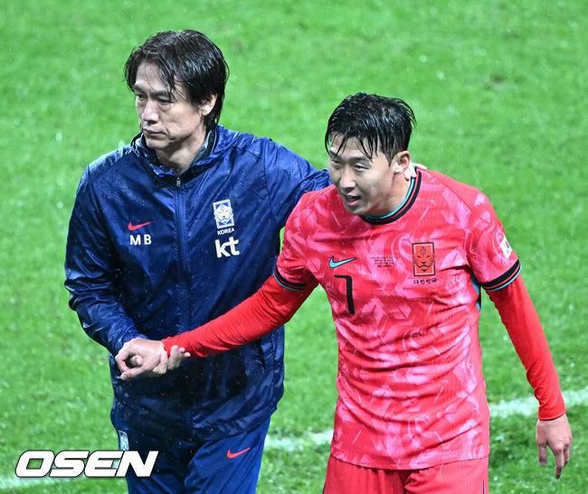 [OSEN=서울월드컵경기장, 이대선 기자] 홍명보 감독이 이끄는 대한민국 대표팀은 10일 오후 서울월드컵경기장에서 '세계 최강' 브라질과 A매치 평가전을 가졌다.한국이 브라질을 상대로 마지막으로 웃은 건 1999년 3월 28일이었다. 당시 잠실에서 열린 친선경기에서 김도훈의 결승골로 1-0 승리를 거뒀다. 다만, 그 승리가 마지막이었다. 한국은 브라질을 상대로 1승 1무 8패에 그쳤다. 브라질과의 이번 경기는 단순한 친선전이 아닌, 2026 북중미 월드컵을 향한 본격적인 시험대다.&nbsp;후반 한국 손흥민이 교체되며 홍명보 감독과 인사를 나누고 있다. 2025.10.10 /sunday@osen.co.kr