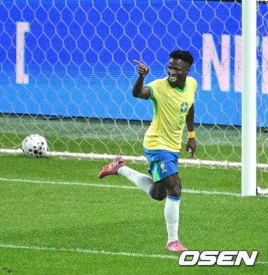 [OSEN=서울월드컵경기장, 이대선 기자] 홍명보 감독이 이끄는 대한민국 대표팀은 10일 오후 서울월드컵경기장에서 '세계 최강' 브라질과 A매치 평가전을 가졌다.한국이 브라질을 상대로 마지막으로 웃은 건 1999년 3월 28일이었다. 당시 잠실에서 열린 친선경기에서 김도훈의 결승골로 1-0 승리를 거뒀다. 다만, 그 승리가 마지막이었다. 한국은 브라질을 상대로 1승 1무 8패에 그쳤다. 브라질과의 이번 경기는 단순한 친선전이 아닌, 2026 북중미 월드컵을 향한 본격적인 시험대다.&nbsp;후반 브라질 비니시우스가 팀의 다섯번째 골을 성공시키고 환호하고 있다. 2025.10.10 /sunday@osen.co.kr