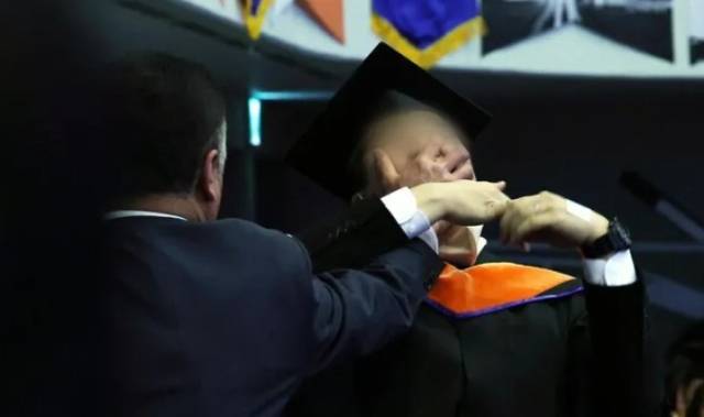 ▲ 대전 유성구 한국과학기술원(KAIST)에서 열린 2024년 학위수여식에서 한 졸업생이 윤석열 대통령이 축사를 할 때 알앤디(R&D) 예산과 관련해 자리에서 일어나 대통령을 향해 항의를 하던 중 제지를 당하고 있다. ⓒ연합뉴스