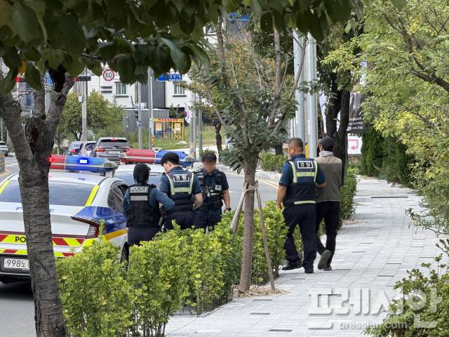 ▲경찰이 현장에 출동해 버스를 세우자, 내부에는 농촌 일손을 돕던 외국인 불법체류자들로 의심되는 다수가 타고 있었던 것으로 확인됐다. 버스 문이 열리는 순간, 탑승자 상당수가 일제히 차량 밖으로 뛰쳐나가 도주했다. 경찰은 현장에서 일부 인원을 확보했다. ⓒ 프레시안(김종우)