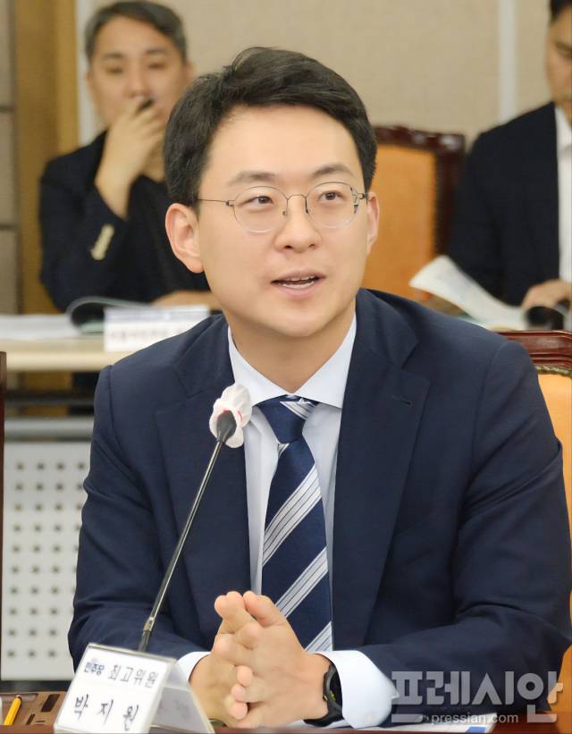 ▲박지원 더불어민주당 최고위원이 지난달 16일 전북특별자치도청에서 열린 ‘더불어민주당-전북특별자치도 예산정책협의회’에 참석해 인사말을 하고 있다. ⓒ전북도