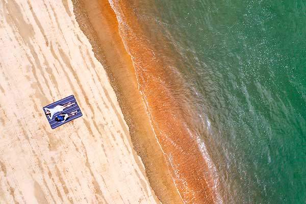 한월리해수욕장의 평화가 스며드는 시간. 건물 하나 없이 자연으로 가득한 해변의 고요를 스마트폰 없이 누린다.