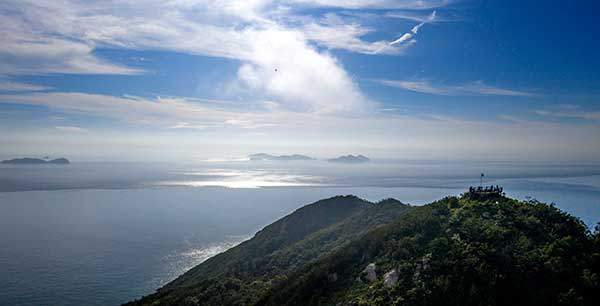 275m는 낮은 높이가 아님을 보여주는 깃대봉의 시원한 산세.&nbsp;