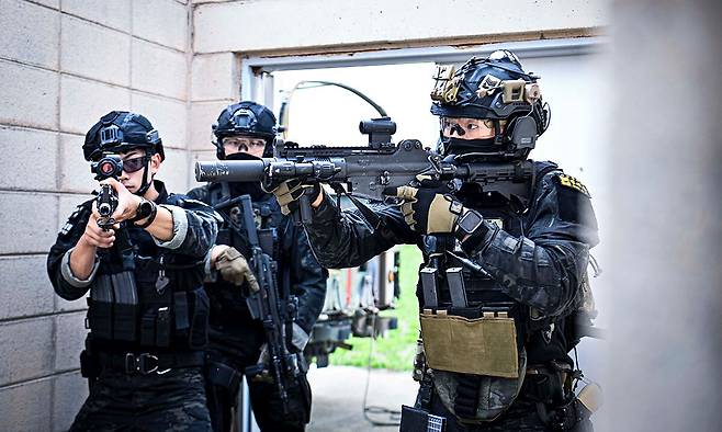 공군 제1전투비행단 특수임무반 요원들이 초동조치 능력 극대화 등을 위한 육군 제11공수특전여단과의 합동 훈련에서 내부 소탕 훈련을 하고 있다. 세계일보 자료사진