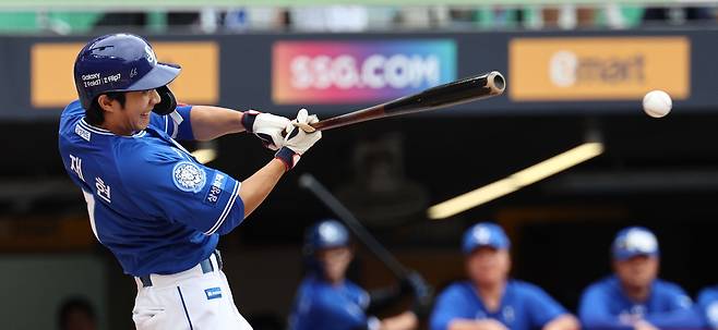 지난 9일 인천 SSG랜더스필드에서 열린 2025 프로야구 KBO리그 포스트시즌 준플레이오프 1차전 삼성 라이온즈와 SSG 랜더스의 경기. 2회초 1사 1, 2루 삼성 이재현이 중견수 플라이 볼을 치고 있다. 연합뉴스