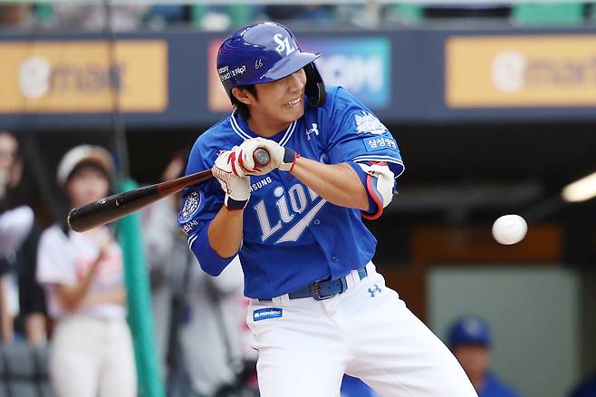 지난 9일 인천 미추홀구 SSG랜더스필드에서 열린 2025 KBO 포스트시즌 준플레이오프 1차전 삼성 라이온즈와 SSG 랜더스의 경기, 삼성 3회초 공격 2사 주자 1, 2루서 이재현이 사구에 맞고 있다. 뉴시스
