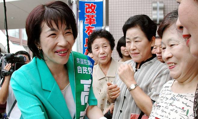 유권자와 악수하는 일본 집권 자민당 다카이치 사나에 총재. 로이터연합뉴스