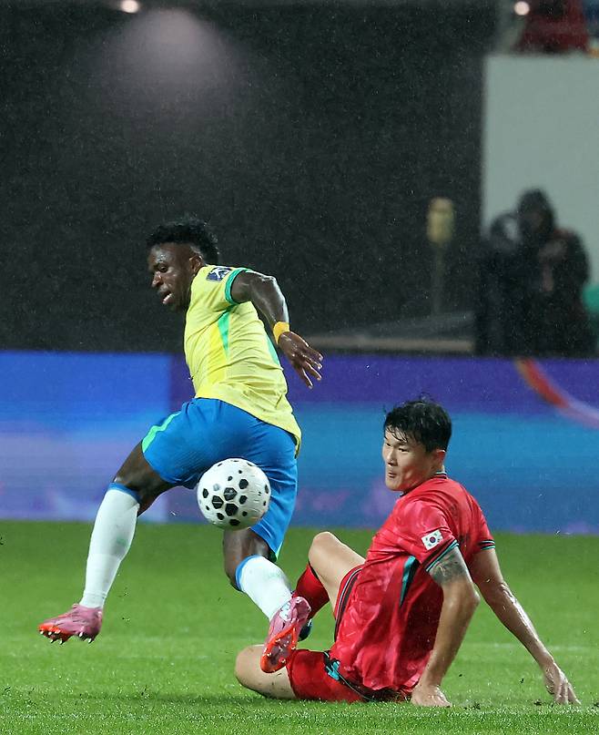 10일 서울월드컵경기장에서 열린 하나은행 초청 축구국가대표팀 친선경기 대한민국과 브라질의 경기, 전반전 대한민국 김민재가 브라질 비니시우스의 돌파를 태클로 막아서고 있다. 뉴스1