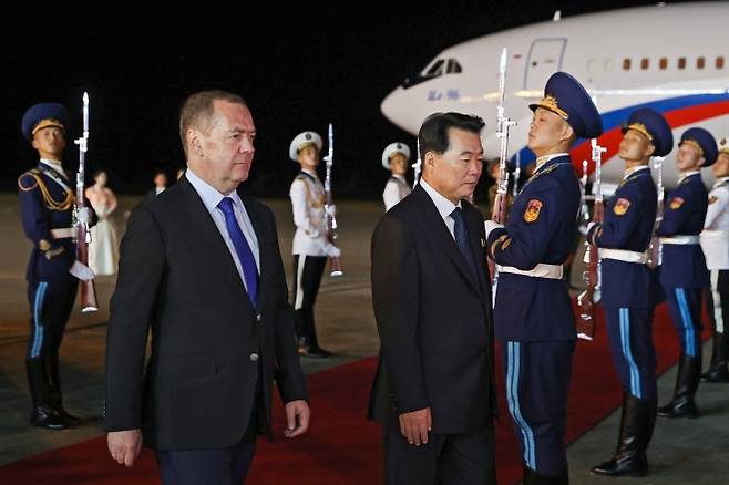 러시아 2인자인 드미트리 메드베데프(왼쪽) 러시아 국가안보회의 부의장이 북한 노동당 창건 80주년 행사 참석을 위해 9일 평양에 도착해 임천일 북한 외무성 부상의 영접을 받고 있다.  평양 EPA 연합뉴스