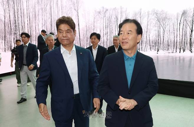 국정기획위 경제 1분과 정태호 분과장이 지난 7월 30일 오전 경기도 파주시 CJ ENM 스튜디오를 방문해 버추얼 프로덕션 스테이지(VP 스테이지)에서 허민회 CJ 경영지원 대표의 안내를 받으며 대형 LED 월 배경으로 제작된 영상제작물을 둘러보고 있다. 2025.7.30 사진공동취재단