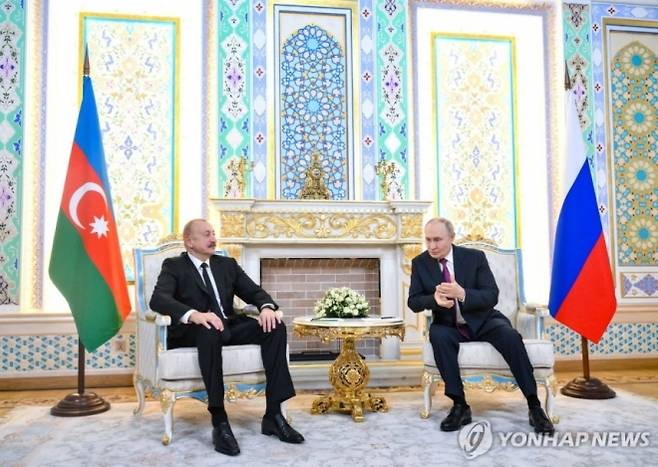 9일(현지시간) 타지키스탄에서 회담하는 블라디미르 푸틴 러시아 대통령(오른쪽)과 일함 알리예프 아제르바이잔 대통령. 로이터 연합뉴스