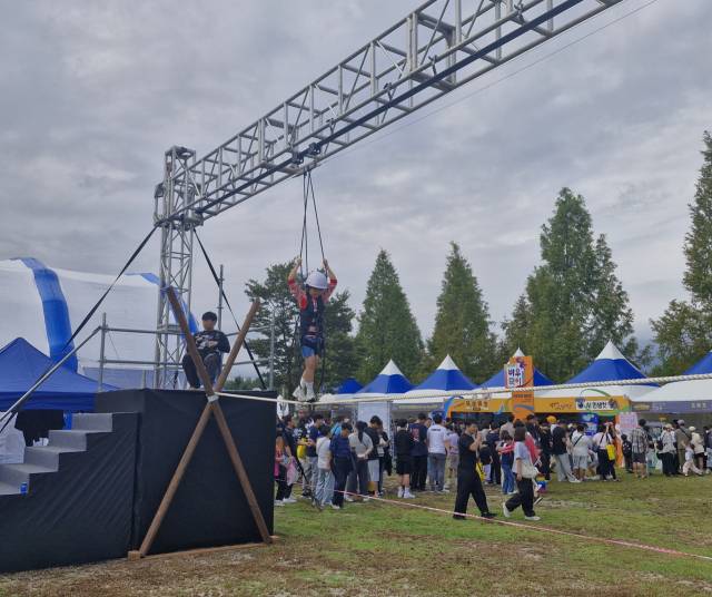 9일 경기 안성시 보개면 안성맞춤랜드에서 개막한 ‘2025 남사당 바우덕이 축제’에서 시민들이 외줄타기 체험을 즐기고 있다. 사진 = 손대선 기자