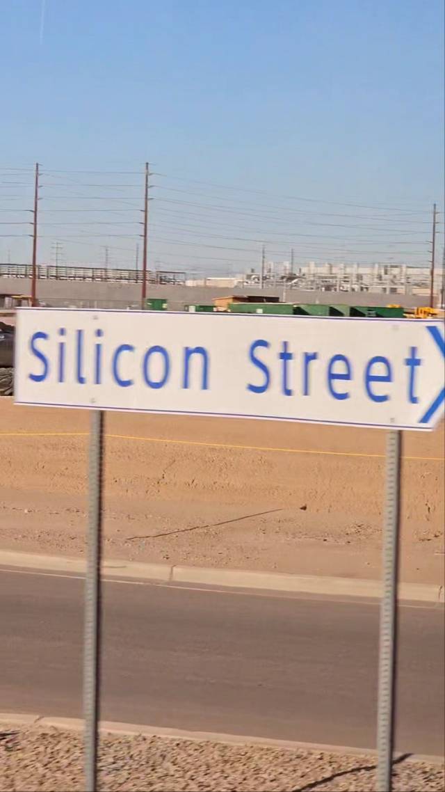 인텔 애리조나 오코티요 팹으로 들어서는 도로에는 ‘실리콘 스트리트’ ‘프로세서 파크웨이’처럼 반도체를 상징하는 이름이 붙어 있다. 윤민혁 기자