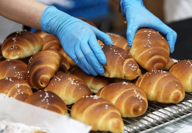 '2024 서울 카페&베이커리페어 시즌2'에서 갓 구운 소금빵이 방문객들의 눈길을 사로잡고 있다. 사진은 해당 기사 내용과 무관함. 뉴스1