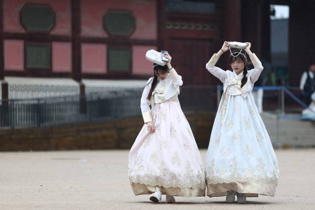 서울 종로구 경복궁에서 외국인 관광객들이 이동하고 있다. 문체부는 해외관광객 숙박 문제 해결을 위해 10일 외국인관광 도시민박업 업무처리 지침 개정안을 발표했다. 연합뉴스