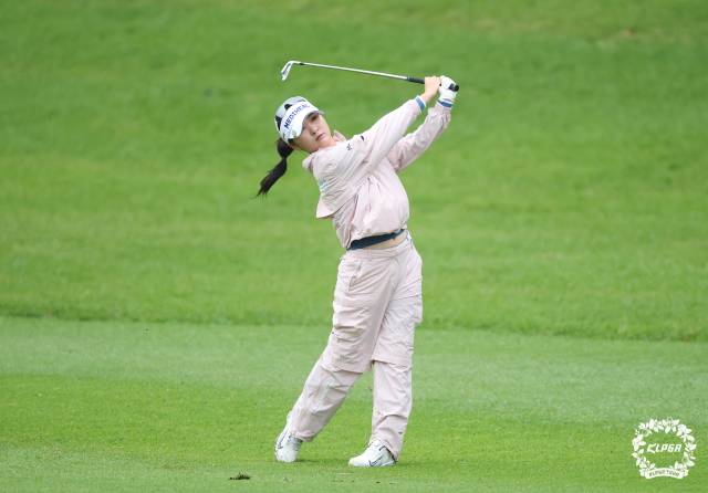 KLPGA 투어 놀부·화미 마스터즈 1라운드 1번 홀에서 아이언 샷을 날리는 이예원. 사진 제공=KLPGA