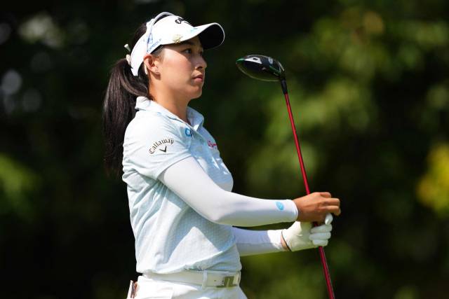 티샷을 한 뒤 공을 바라보고 있는 티띠꾼. 사진 제공=AFP연합뉴스