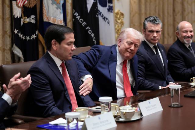 도널드 트럼프 미국 대통령이 9일(현지 시간) 백악관에서 열린 내각회의에서 마코 루비오 미 국무장관의 팔을 만지고 있다. 로이터연합뉴스