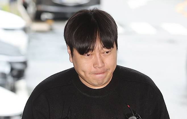 2024년 10월22일 오후 인터넷 불법 도박 사실을 고백한 코미디언 이진호가 조사를 받기 위해 서울 강남경찰서로 출석하고 있다.ⓒ연합뉴스