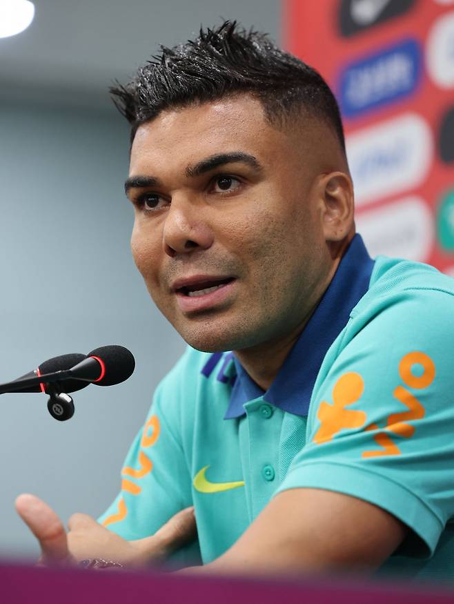브라질축구대표팀 주장 카세미루가 한국전을 하루 앞둔 9일 서울월드컵경기장에서 진행된 사전 기자회견에서 취재진의 질문에 대답하고 있다. 북중미월드컵 개막까지&nbsp;약&nbsp;8개월&nbsp;남은&nbsp;현재 브라질에&nbsp;복병인&nbsp;한국과 평가전은 타 대륙 팀의 수준을 파악하고 변수를 대비할 수 있는 기회다. 상암│뉴시스