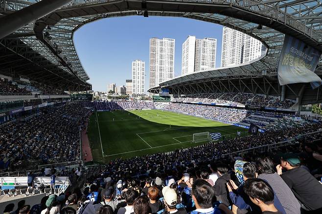 인천은 8일 수원전 1-1 무승부로 K리그1 승격의 8부능선을 넘었다. 윤정환 감독이 비시즌 내내 강조한 신구조화가 빛을 발한 덕분이다. 사진은 수원전 당일 인천축구전용경기장을 가득 채운 팬들. 사진제공│한국프로축구연맹