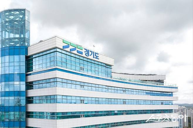 경기도는 지난 7일 판교테크노밸리 입주기업 ‘에바(EVAR)’가 최근 270억 원 규모의 이동식 전기차 충전시설 제작·구매 사업 계약을 체결하며 국내외 전기차 충전시장 공략에 속도를 내고 있다고 밝혔다(경기도청 전경). 사진제공｜경기도