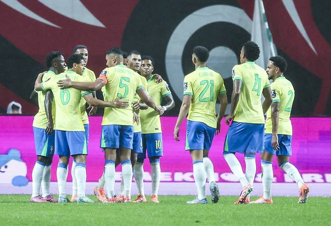 브라질축구대표팀 선수들이 10일 서울월드컵경기장에서 열린 한국과 평가전에서 1-0으로 앞선 전반 41분 호드리구의 추가골이 터진 뒤 기뻐하고 있다. 한국은 전반 동안 유효슈팅을 단 한 차례도 날리지 못하며 0-2로 뒤진 채&nbsp;무기력하게 하프타임에 돌입했다. 상암│뉴시스