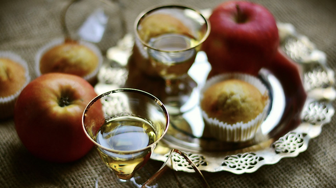 머핀과 사과를 곁들여 가볍게 마시는 라키야. 사진제공|크로아티아관광청/CNTB