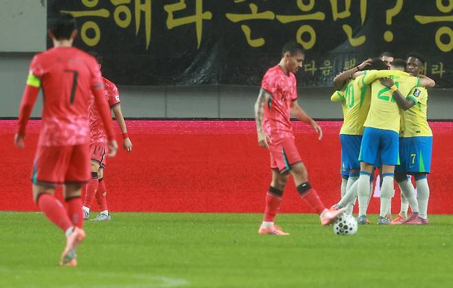 10일 서울 마포구 서울월드컵경기장에서 열린 한국과 브라질 축구 대표팀의 친선경기. 한국 선수들이 추가 실점한 후 아쉬워하고 있다. 연합뉴스