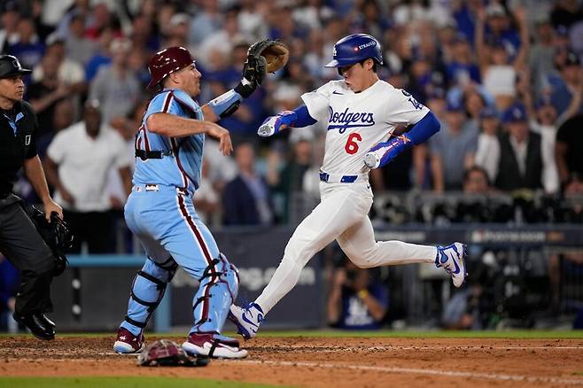 ▲ 김혜성은 10일 필라델피아와 디비전시리즈 4차전에서 연장 11회 질풍 같은 홈 대시로 끝내기 득점의 주인공이 됐다 ⓒ연합뉴스/AP통신