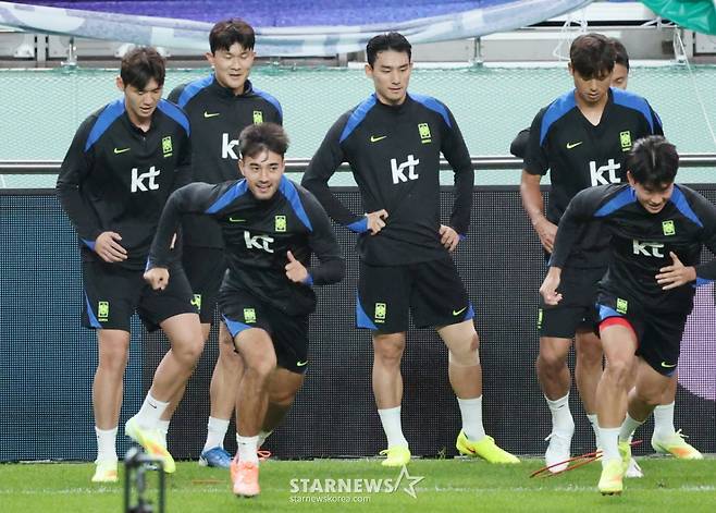 한국 축구대표팀이 9일 브라질과 A매치를 앞두고 서울월드컵경기장에서 최종 훈련에 임했다.  카스크로프를 비롯한 대표팀 선수들이 러닝 훈련을 하고 있다.  홍명보 감독이 이끄는 대표팀은 10일 브라질과 친선경기에 이어 14일에는 파라과이와도 대결하며 2026 북중미 월드컵 실전 점검에 나선다. /사진=김진경 대기자