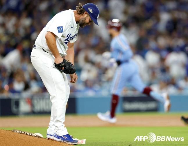 LA 다저스 클레이튼 커쇼가 9일(한국시간) 다저 스타디움에서 열린 필라델피아와 2025 메이저리그 포스트시즌 NLDS 3차전에서 홈런을 허용하고 고개를 숙이고 있다. /AFPBBNews=뉴스1